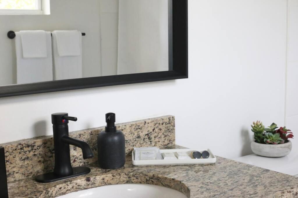 Sanctuary Gainesville Bright 2 Bedroom King Condo Екстер'єр фото