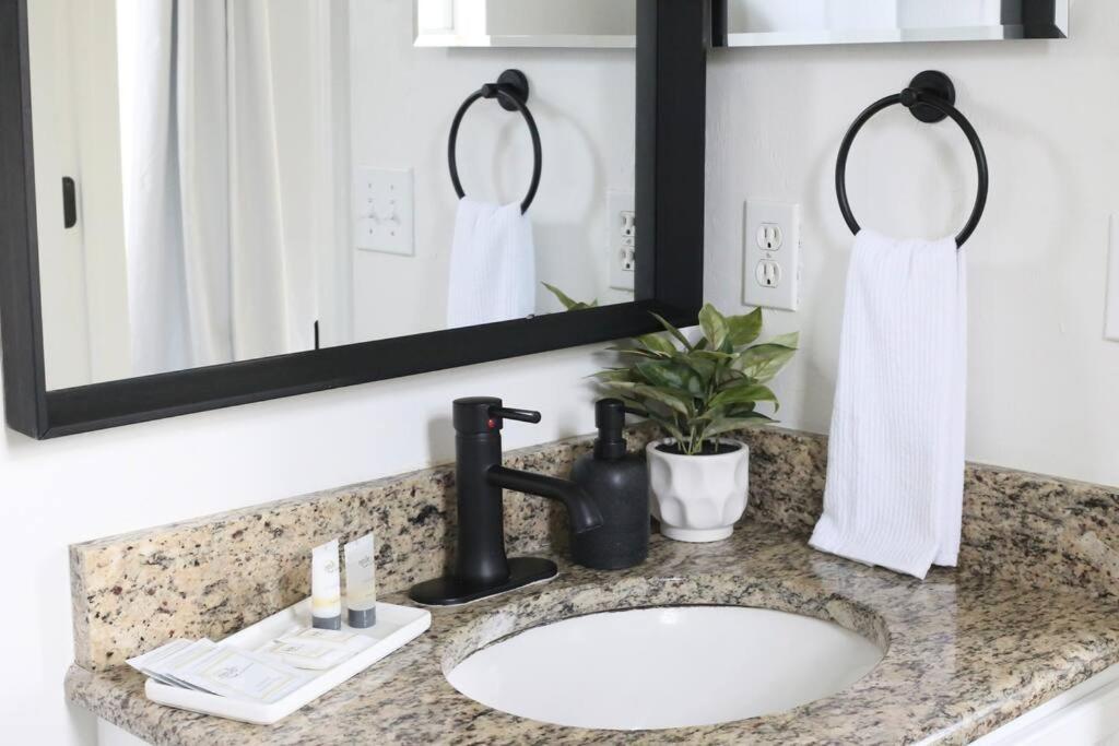Sanctuary Gainesville Bright 2 Bedroom King Condo Екстер'єр фото